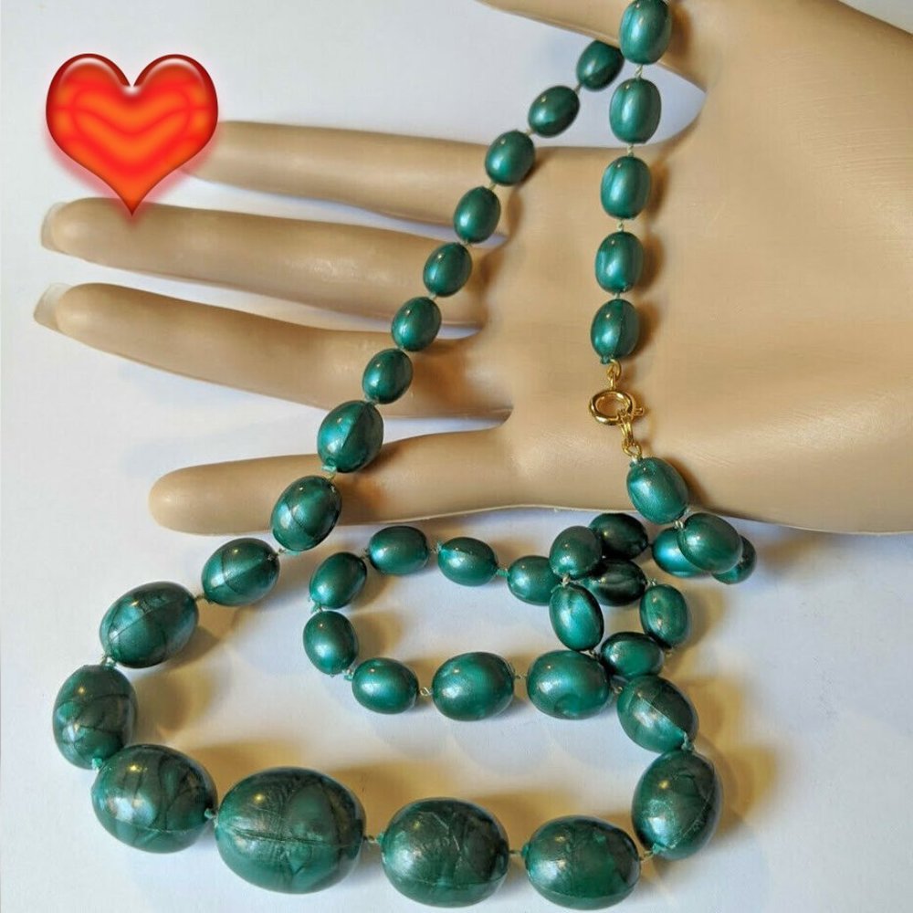 3/20 Green Swirl Oval Graduated Bead Lucite Necklace